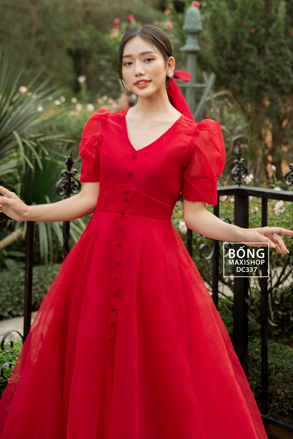 Váy cưới xốp đỏ cổ V hàng nút DC337 với thiết kế tay phồng rạng rỡ như một nàng công chúa