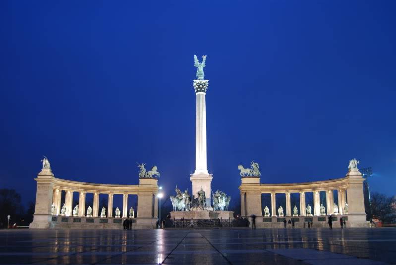 The_Millennium_Monument_in_Heroes_Square_Budapest_Hungary.jpg