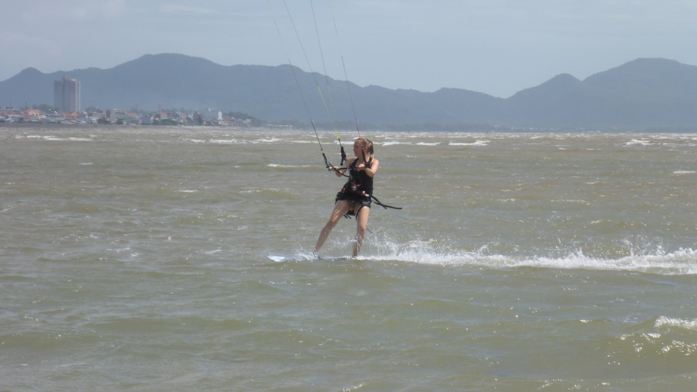 bài học lướt ván diều ở Việt Nam - Steffi vào ngày học diều thứ hai