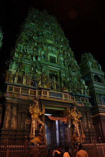 Hindu%20temple%20at%20night%20-%20Colombo.jpg