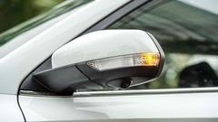 Ốp gương chiếu hậu được sơn cùng màu thân xe và tích hợp đèn LED báo rẽ,