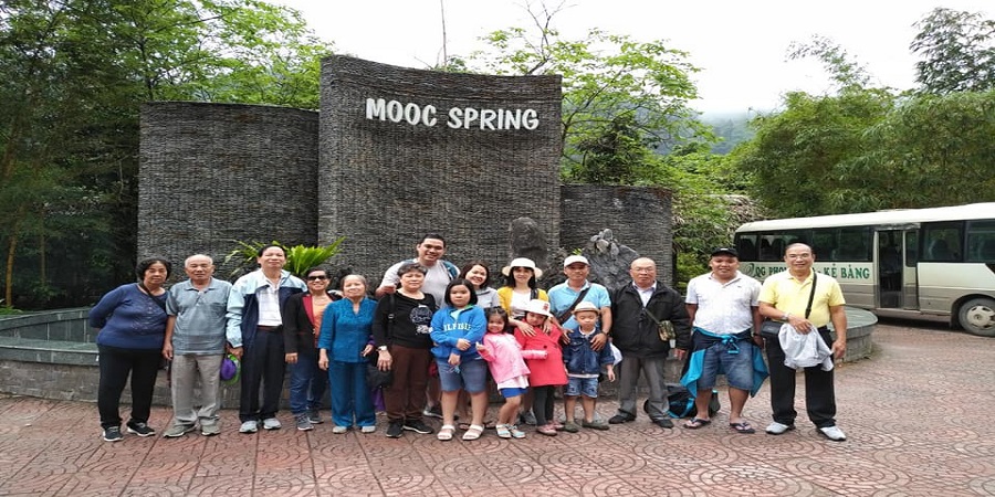 Tour du lịch Quảng Bình cho gia đình phù hợp với trẻ em, người lớn tuổi với điểm đến là suối Mọoc. Du khách vừa hòa mình vào không gian thiên nhiên vừa nghỉ ngơi trong làn nước trong xanh
