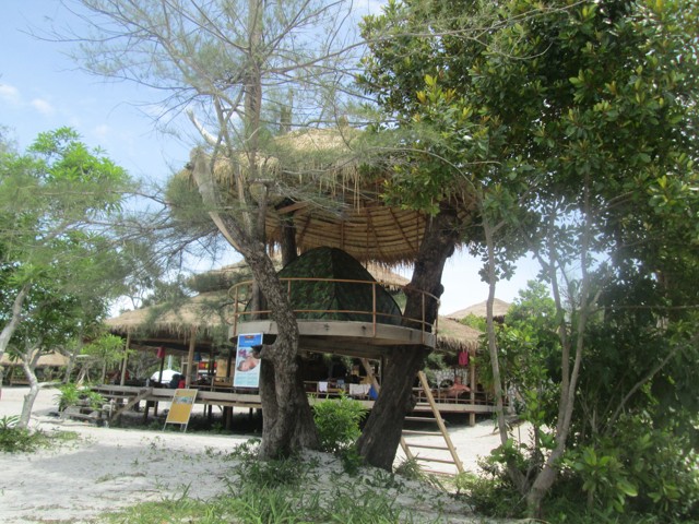 Tree-house-o-Koh-Rong-Samloem.jpg