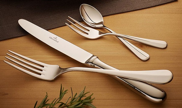 Cutlery là thuật ngữ chỏ các dụng dụng cụ cầm tay như: dao, muỗng, nĩa