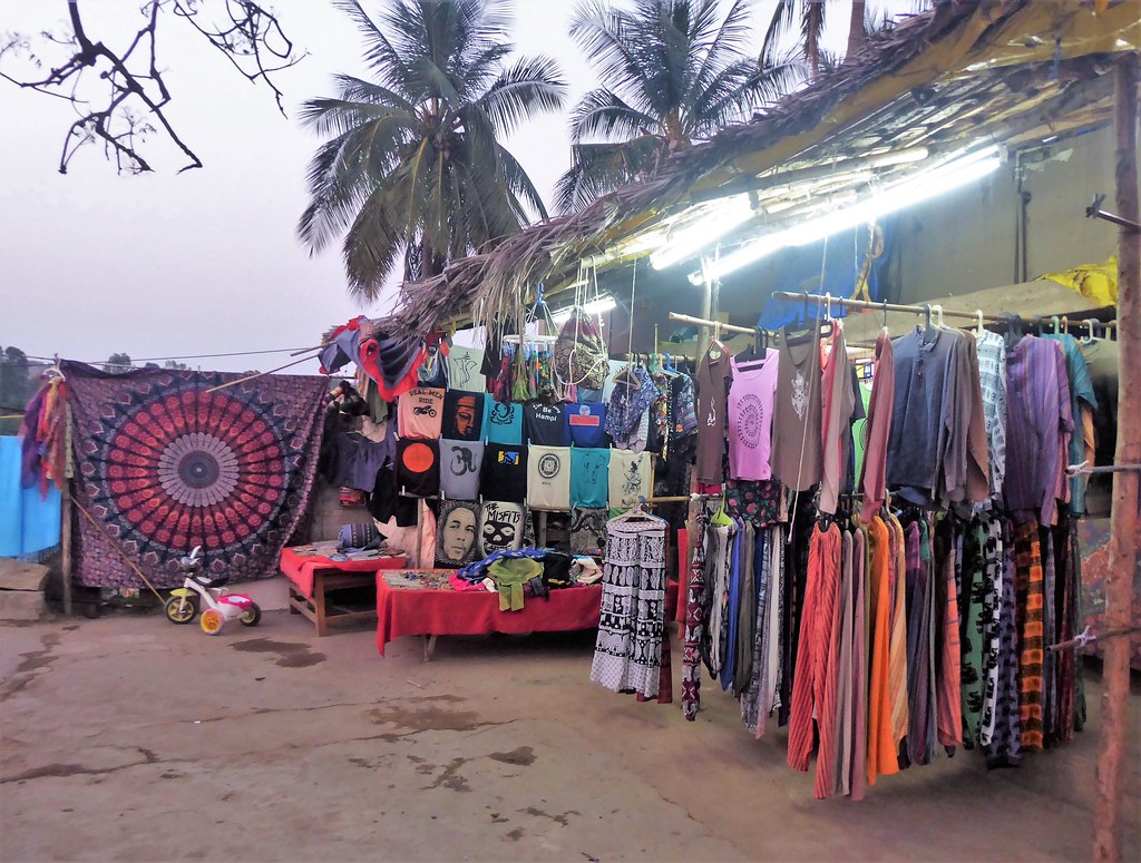 Hampi Bazaar là nơi tập trung đông đúc người mua bán 