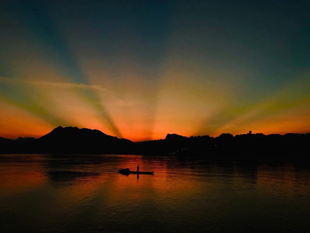 hoàng hôn trên sông mêkong, một cảnh đẹp nhất trong chuyến đi du lịch tình nguyện nước ngoài