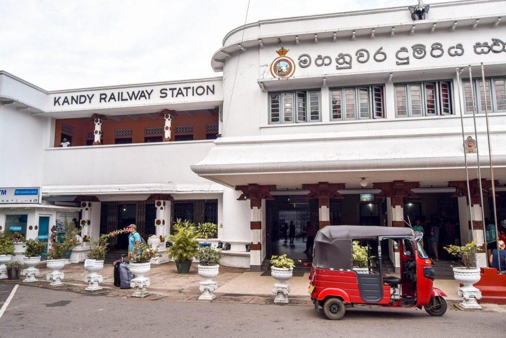 Nhà ga xe lửa Kandy, nơi bắt dầu của chuyến tàu Kandy Ella