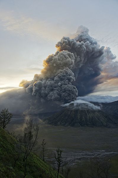 399px-Mount_Bromo_eruption_2011_01_22_5-30AM.JPG